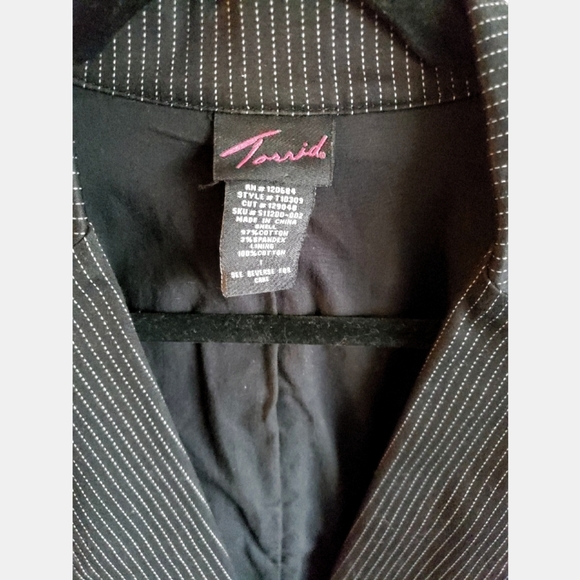 1 Torrid pinstripe short sleeve fitted blazer size 1 - Picture 2 of 6